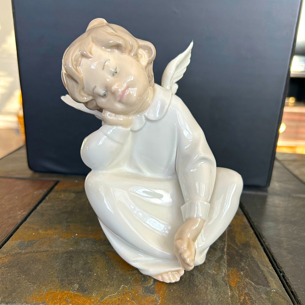 Lladro #4961 Angel Dreaming
